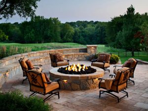 Should I Install an Outdoor Fireplace or Firepit